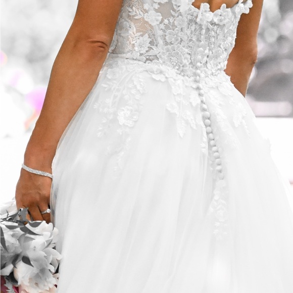 Dress is stuffing. I added cups and ribs to the dress. I have veil also. - Picture 3 of 5